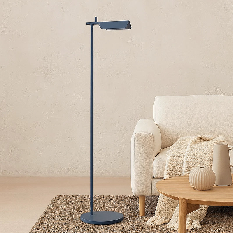 Flos Tab Floor Lampada a pavimento Blue Matt orientabile in alluminio accesa in ambiente, design e diffusione della luce
