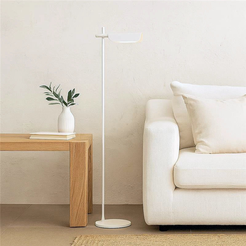 Flos Tab Floor Lampada led da pavimento bianco in alluminio accesa in ambiente, design e diffusione della luce