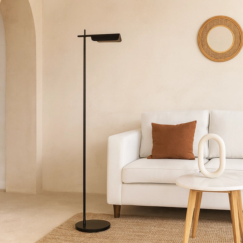 Flos Tab Floor Lampada led da pavimento nero in alluminio accesa in ambiente, design e diffusione della luce