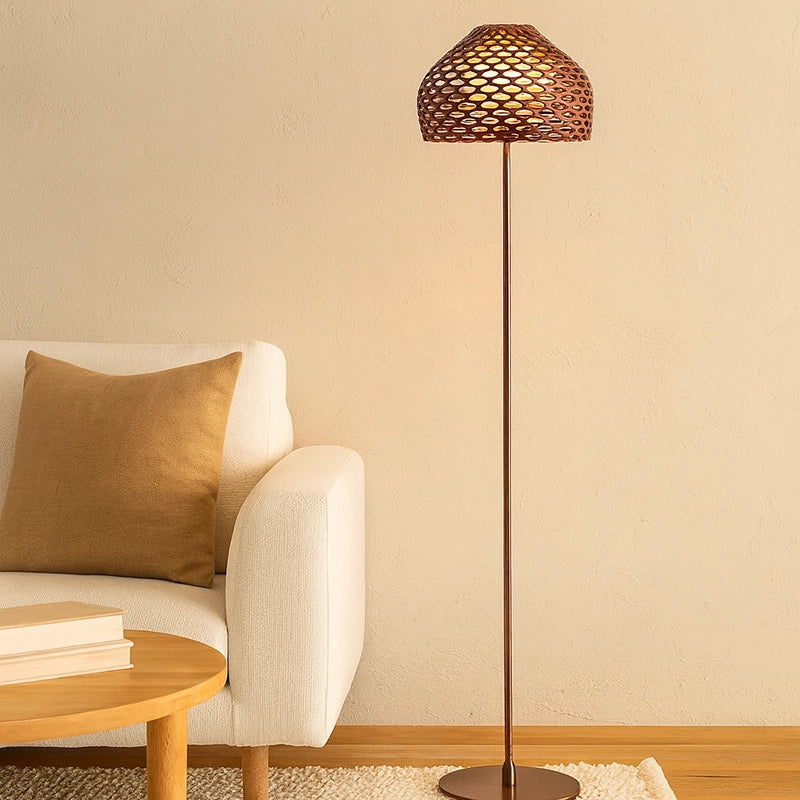 Flos Tatou Floor Lampada a pavimento Grigio Ocra in policarbonato accesa in ambiente, design e diffusione della luce
