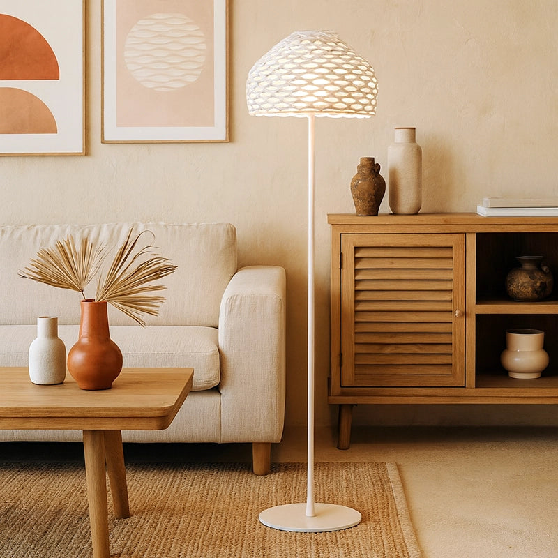 Flos Tatou Floor Lampada a pavimento bianco accesa in ambiente, design e diffusione della luce