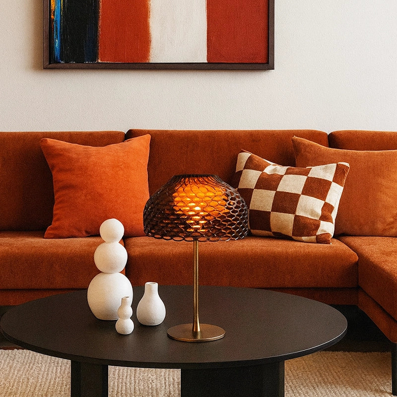 Flos Tatou Table Lampada da tavolo Grigio Ocra in policarbonato accesa in ambiente, design e diffusione della luce