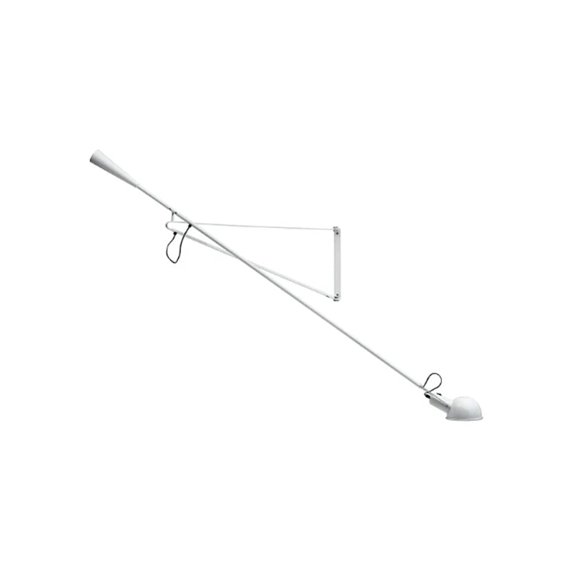 Flos 265 Lampada a parete 85 cm a luce diretta in acciaio accesa in ambiente, design e diffusione della luce