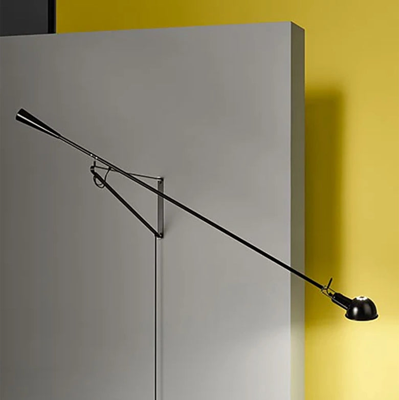 Flos 265 Lampada da parete 85 cm orientabile in acciaio nero Nera accesa in ambiente, design e diffusione della luce