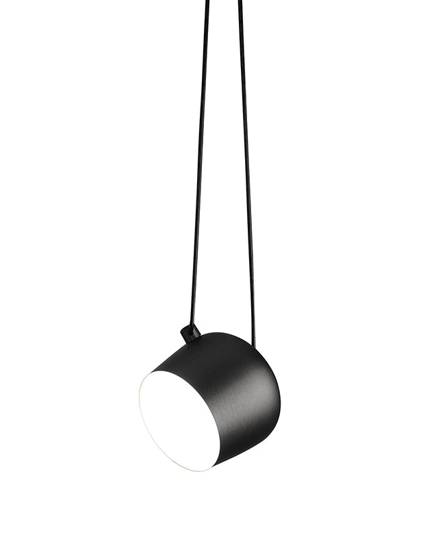 Flos Aim Lampada a sospensione Nero cavo 9 metri in alluminio e policarbonato accesa in ambiente, design e diffusione...