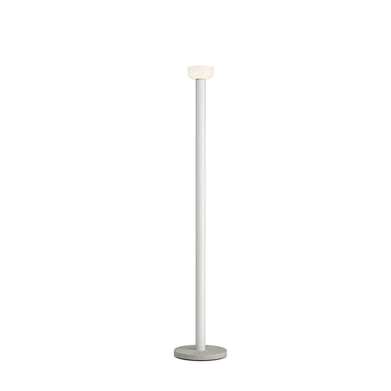 Flos Bellhop Floor Lampada a pavimento bianco in alluminio accesa in ambiente, design e diffusione della luce