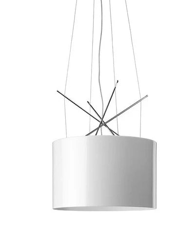 Flos Ray Suspension Lampada a Sospensione bianco lucido in alluminio e cromato accesa in ambiente, design e diffusione...