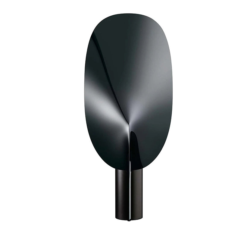 Flos Serena Lampada da tavolo con luce regolabile Nero in alluminio accesa in ambiente, design e diffusione della luce