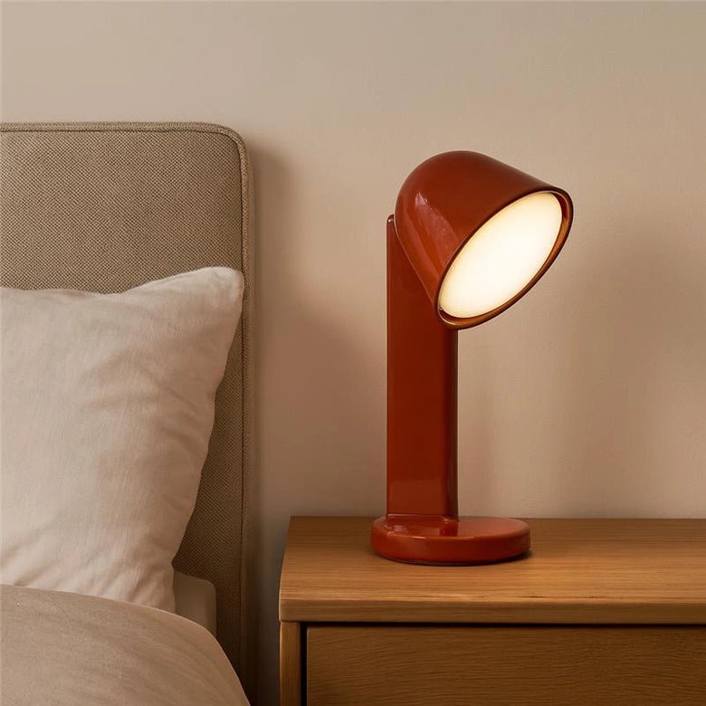 Flos ceramique down lampada da tavolo in ceramica rosso accesa in ambiente, design e diffusione della luce