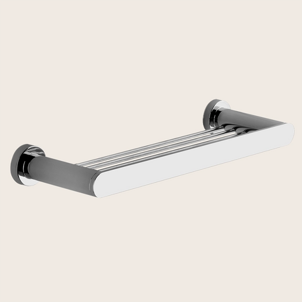 Gessi Emporio Mensola a parete 30 cm cromo Cromo Lucido installato in bagno moderno con ante in vetro temperato