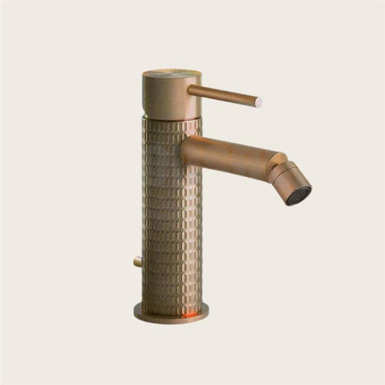 Gessi Meccanica Miscelatore bidet con scarico warm bronze in spazzolato, vista frontale della maniglia e della bocca di...