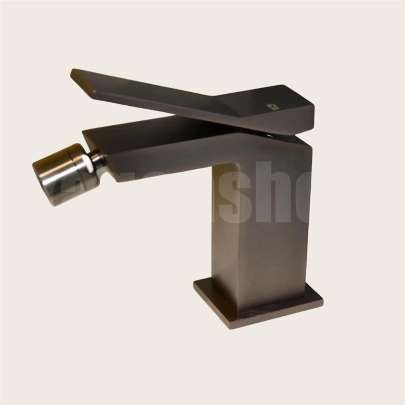 Gessi Rettangolo K Miscelatore Bidet con piletta black in pvd, vista frontale della maniglia e della bocca di erogazione