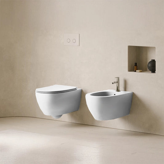 Globo 4LL coppia sanitari sospesi senza brida sedile in ceramica e lucido ambientato su piano bagno con accessori...