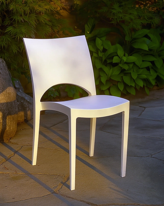 Sedia da esterno impilabile outdoor bianco Grandsoleil Paris Bianca ambientato in spazio living con arredi coordinati...