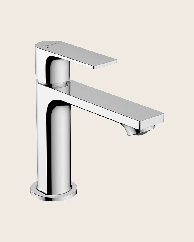 Hansgrohe Rebris E Miscelatore lavabo 110 con piletta di Cromato ambientato su piano bagno con accessori