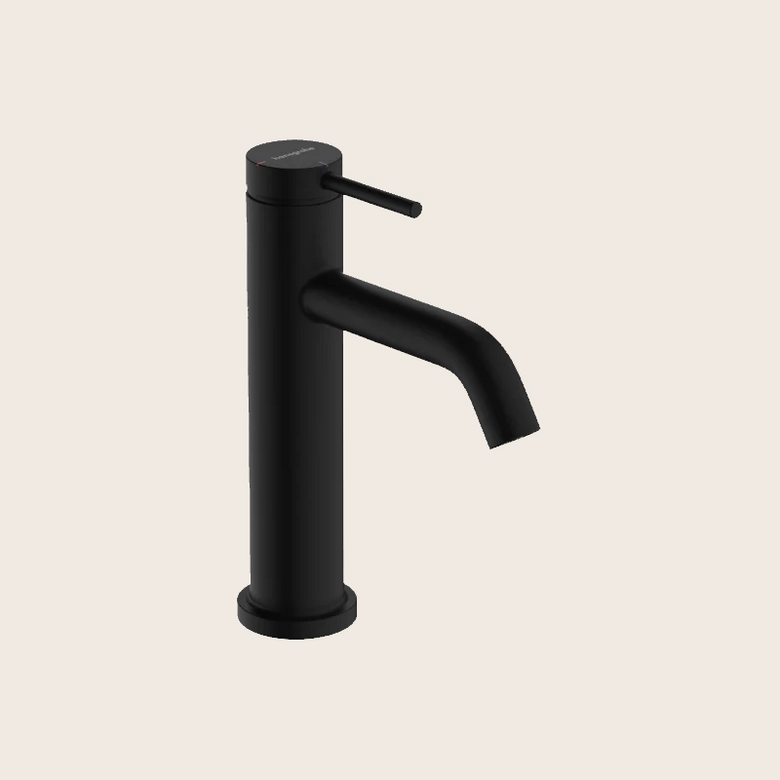 Hansgrohe Tecturis S Miscelatore lavabo 110 CoolStart nero in opaco ambientato su piano bagno con accessori