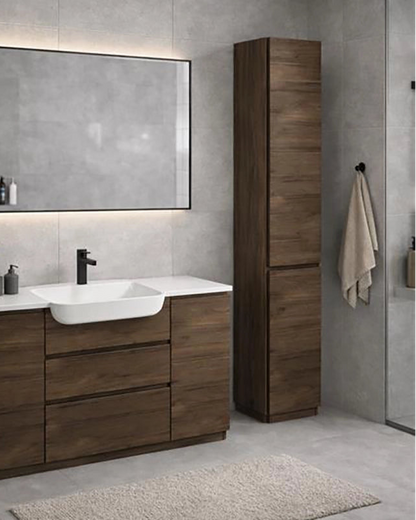 Idea Form-J Colonna 35x190 due ante destra noce ambientato in bagno moderno con specchio e accessori - Exagonshop