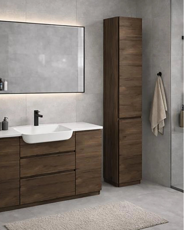 Idea Form-J Colonna 35x190 due ante destra noce ambientato in bagno moderno con specchio e accessori - Exagonshop