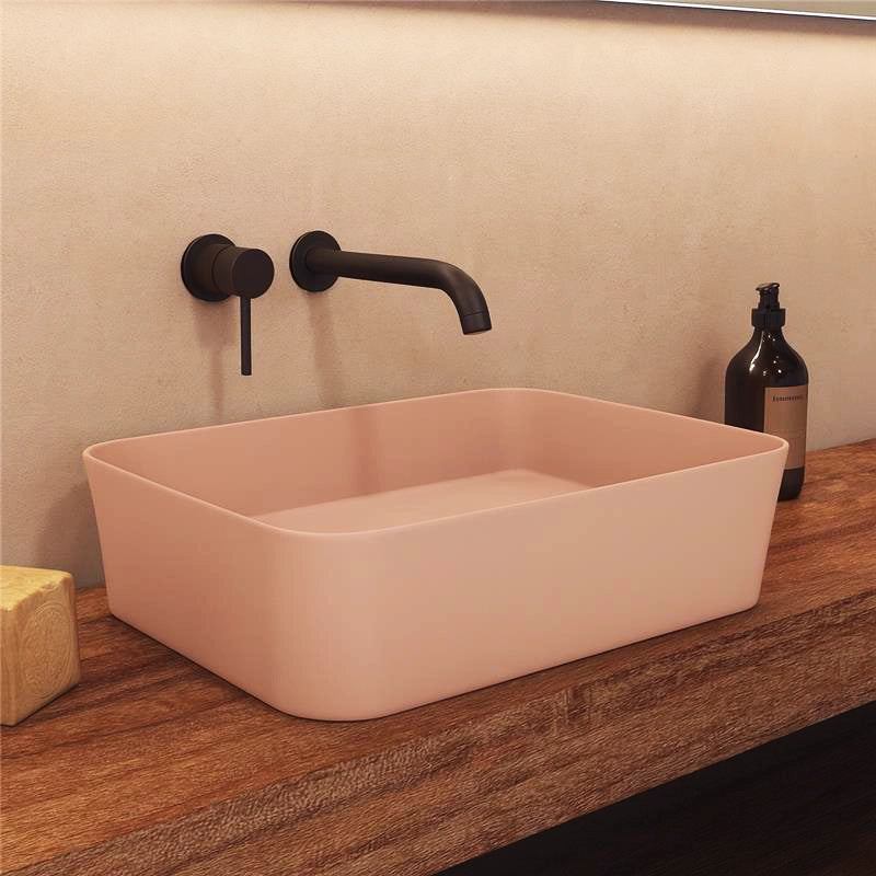 Ideal standard Ipalyss Lavabo 55x38 da appoggio senza ambientato su piano bagno con accessori