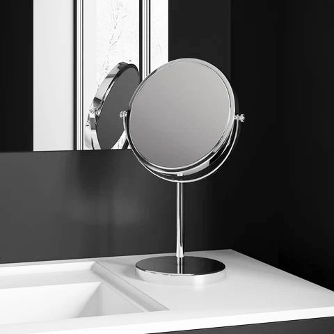 Industrias Cosmic Specchio 5x Ingranditore Da appoggio Cromo con lavabo e rubinetteria, vista frontale su sfondo neutro