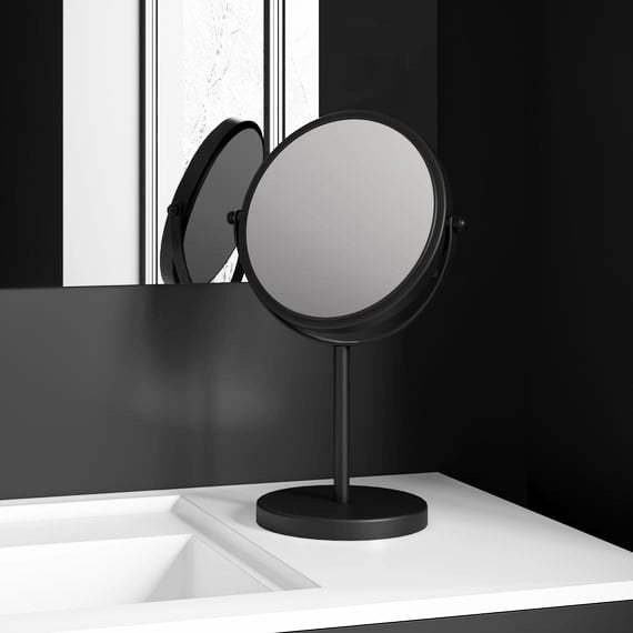 Industrias Cosmic Specchio 5x Ingranditore Da appoggio Nero Nero Satinato con lavabo e rubinetteria, vista frontale su...