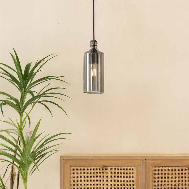 Lampada a Sospensione con diffusore in vetro fume grigio accesa in ambiente, design e diffusione della luce