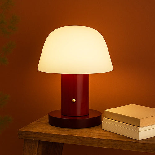 &Tradition Setago Lampada ricaricabile Maroon Grape Jh27 Rosso in ottone e policarbonato accesa in ambiente, design e...