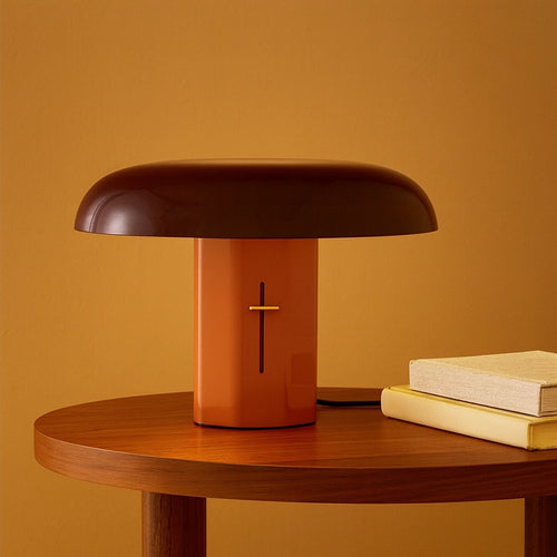 &Tradition Montera Lampada da tavolo con dimmer Amber & Arancione in ottone e alluminio accesa in ambiente, design e...