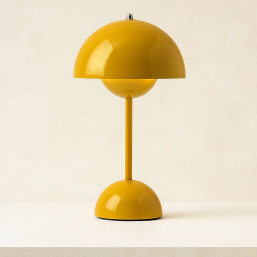 &Tradition Flowerpot VP9 Lampada ricaricabile mustard Mustard Yellow accesa in ambiente, design e diffusione della luce