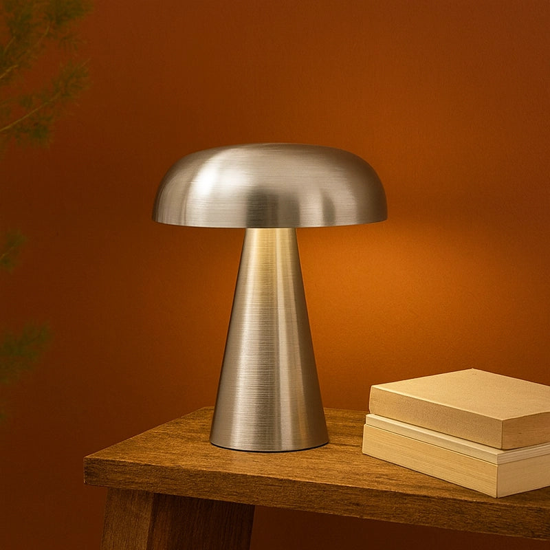 &Tradition Como Lampada fungo ricaricabile alluminium SC53 Alluminio accesa in ambiente, design e diffusione della luce