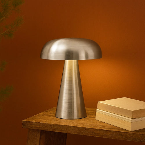 &Tradition Como Lampada fungo ricaricabile alluminium SC53 Alluminio accesa in ambiente, design e diffusione della luce
