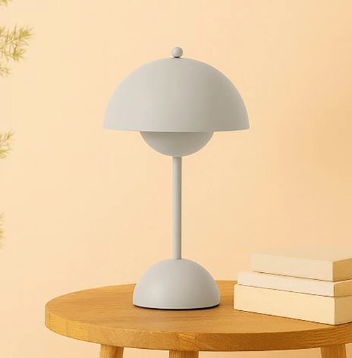 &Tradition Flowerpot VP9 Lampada ricaricabile grigio chiaro in policarbonato e opaco accesa in ambiente, design e...