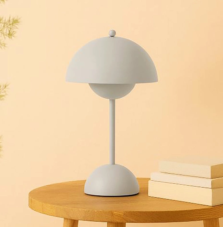 &Tradition Flowerpot VP9 Lampada ricaricabile grigio chiaro in policarbonato e opaco accesa in ambiente, design e...