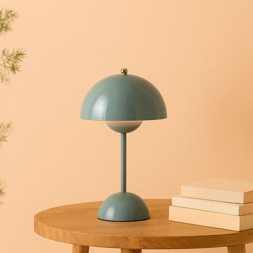 &Tradition Flowerpot VP9 Lampada ricaricabile stone blue accesa in ambiente, design e diffusione della luce