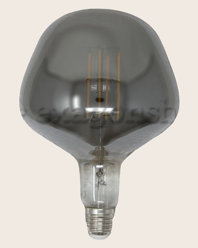 Lampadina Smoky Vintage E27 luce calda 220 lumen accesa in ambiente, design e diffusione della luce - Exagonshop