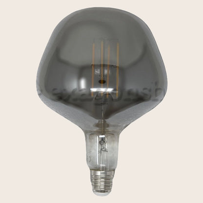 Lampadina Smoky Vintage E27 luce calda 220 lumen accesa in ambiente, design e diffusione della luce - Exagonshop