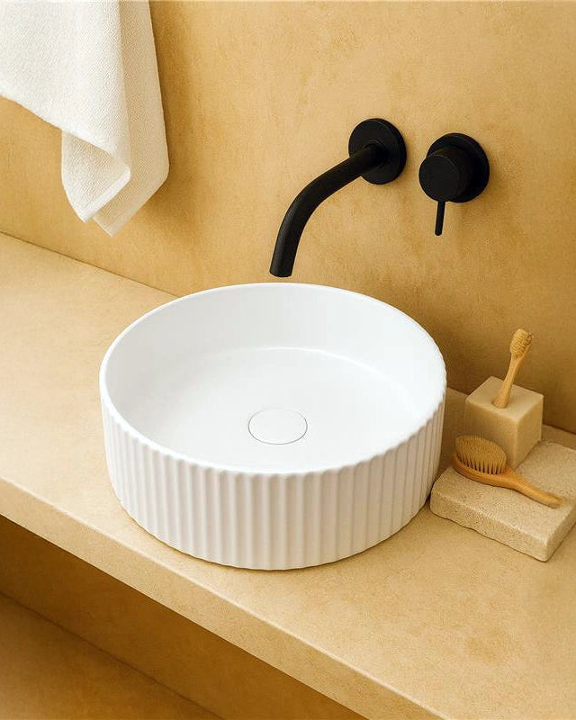 Lavabo 36x11 tondo da appoggio in porcellana bianco lucido ambientato su piano bagno con accessori - Exagonshop