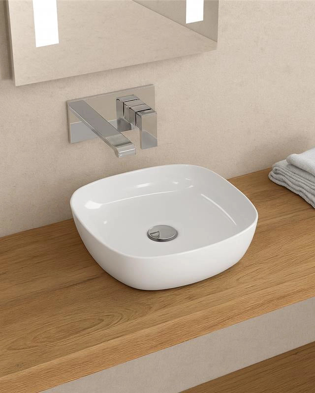 Lavabo 37x37 Da Appoggio In Porcellana Bianco New Line ambientato su piano bagno con accessori - Exagonshop