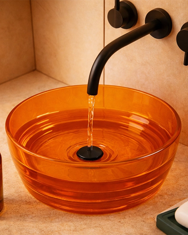 Lavabo 40 cm ciotola da appoggio Ischia in resina ambra ambientato su piano bagno con accessori - Exagonshop