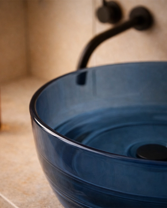 Lavabo 40 cm ciotola da appoggio Ischia in resina blu, vista laterale del profilo e della forma - Exagonshop