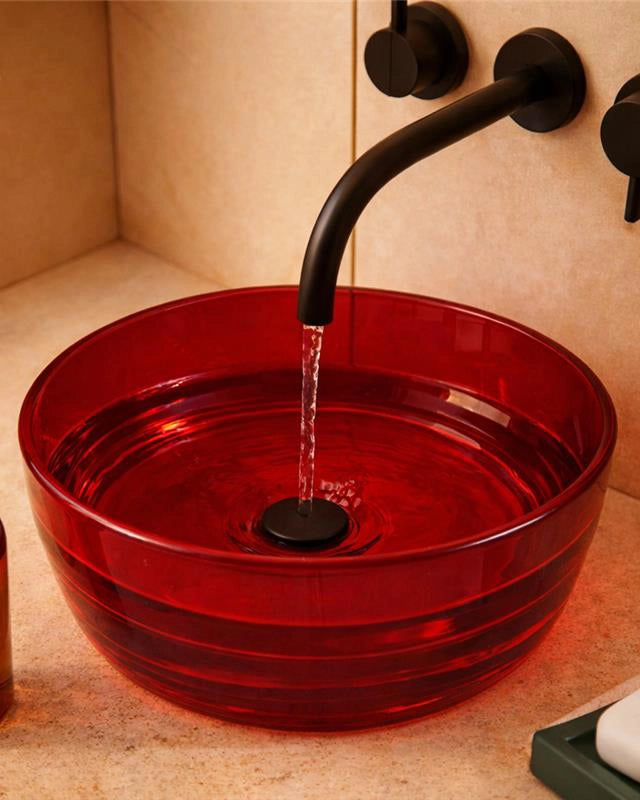 Lavabo 40 cm ciotola da appoggio Ischia in resina rosso ambientato su piano bagno con accessori - Exagonshop
