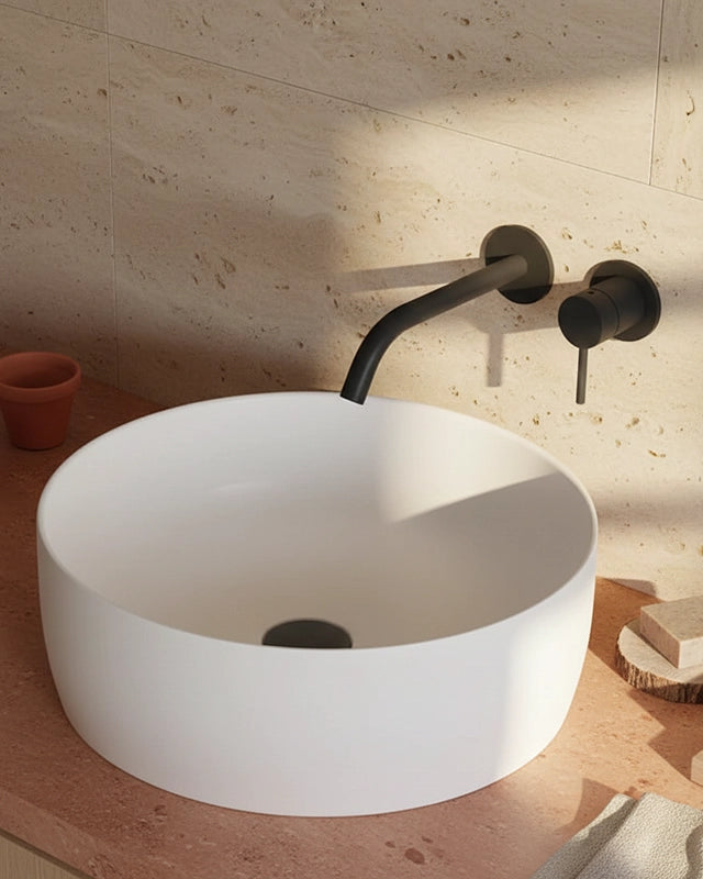 Lavabo 40 cm da appoggio Torino solid surface bianco opaco Bianco Matt ambientato su piano bagno con accessori - Exagonshop