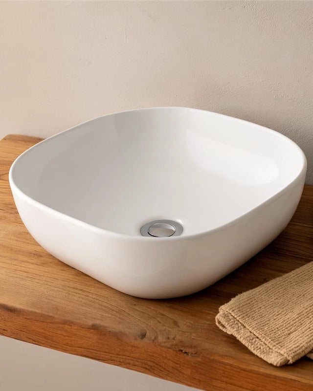 Ciotola 41,5x41,5 da appoggio in ceramica Bianco Lucido in naturale ambientato su piano bagno con accessori - Exagonshop