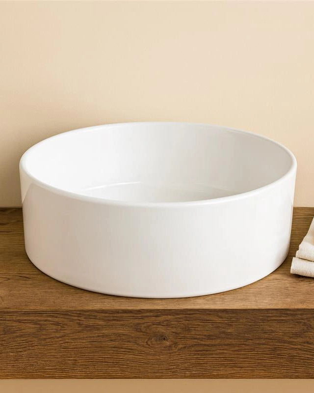 Ciotola 41 cm da appoggio tonda in ceramica Bianco Lucido ambientato su piano bagno con accessori - Exagonshop