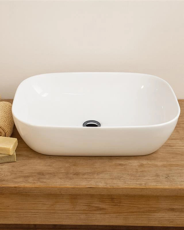 Lavabo 46x32 ciotola da appoggio in ceramica Bianco Lucido ambientato su piano bagno con accessori - Exagonshop