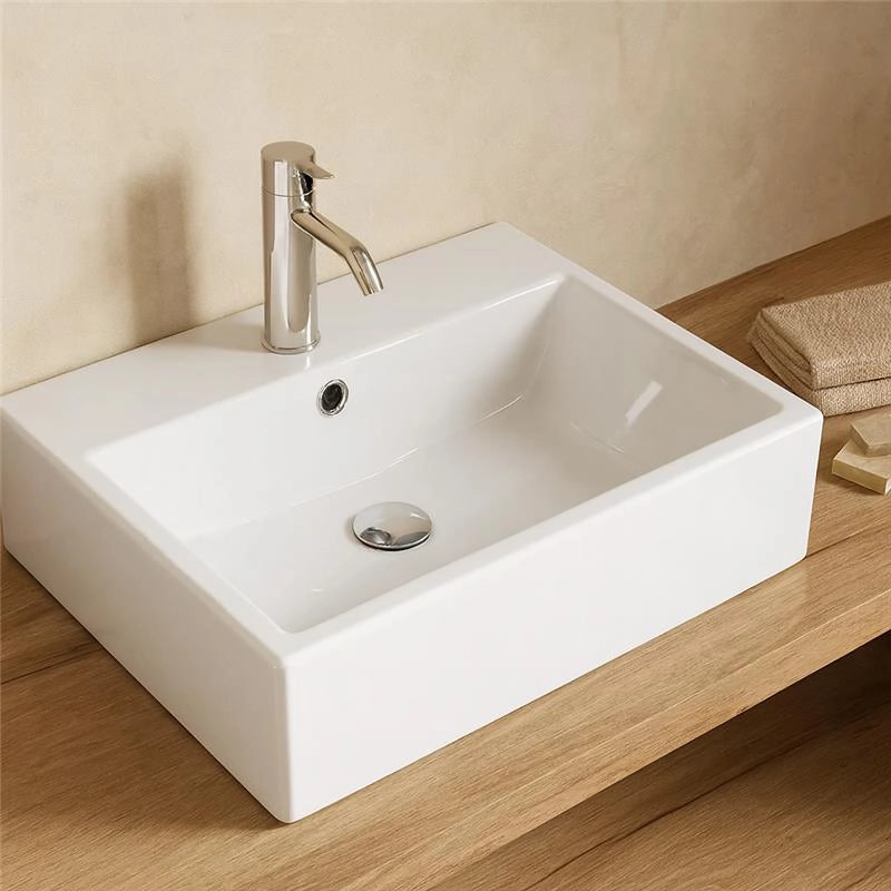 Lavabo 53x41 rettangolare in ceramica bianco lucido ambientato su piano bagno con accessori - Exagonshop