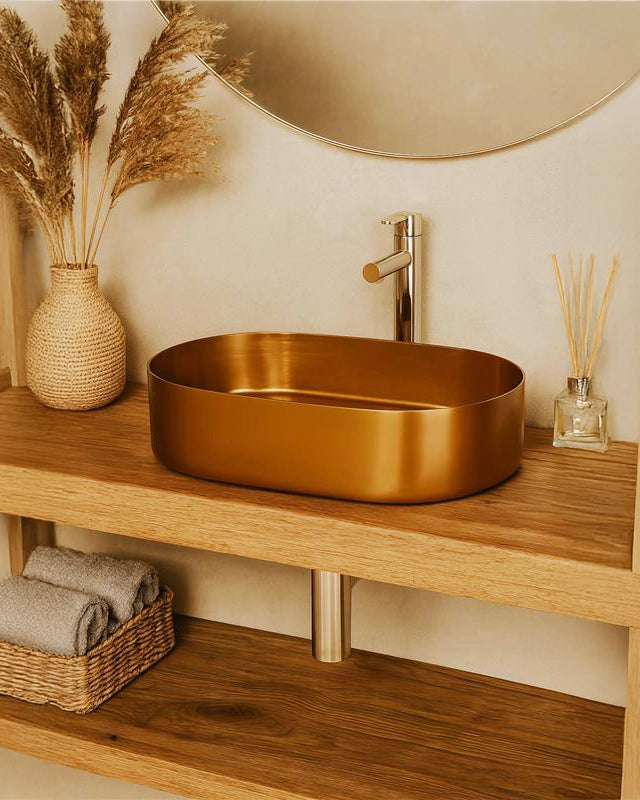 Lavabo 55x35 da appoggio con valvola e flessibile oro rosa ambientato su piano bagno con accessori - Exagonshop