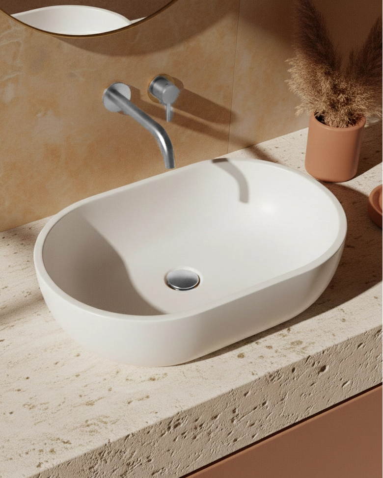 Lavabo 56x32 da appoggio Sondrio solid surface bianco opaco ambientato su piano bagno con accessori - Exagonshop