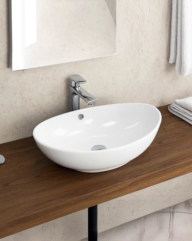 Ciotola 59x38,5 Da Appoggio In Porcellana Bianca New Line O3 in opaco ambientato su piano bagno con accessori - Exagonshop