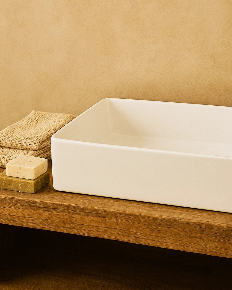 Lavabo 60,5x35,5 da appoggio in ceramica per top mobile, vista frontale su sfondo bianco - Exagonshop